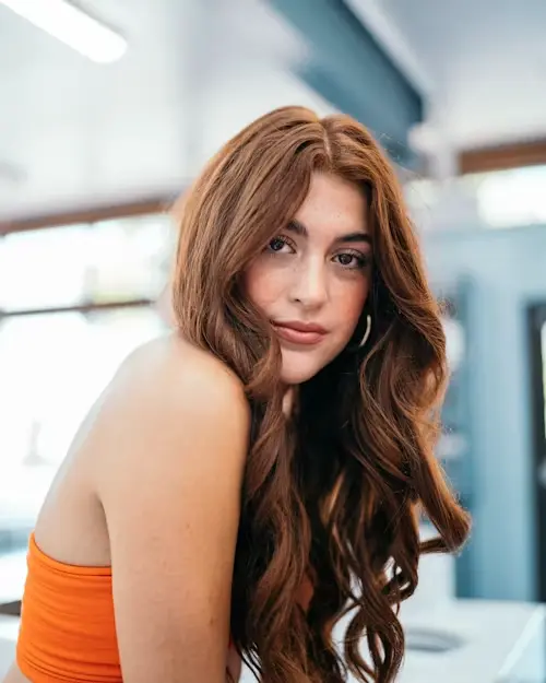 Model with long wavy light brown hair extensions