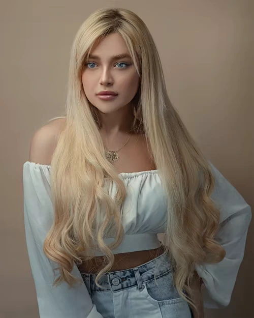 Model with long wavy honey blonde hair extensions