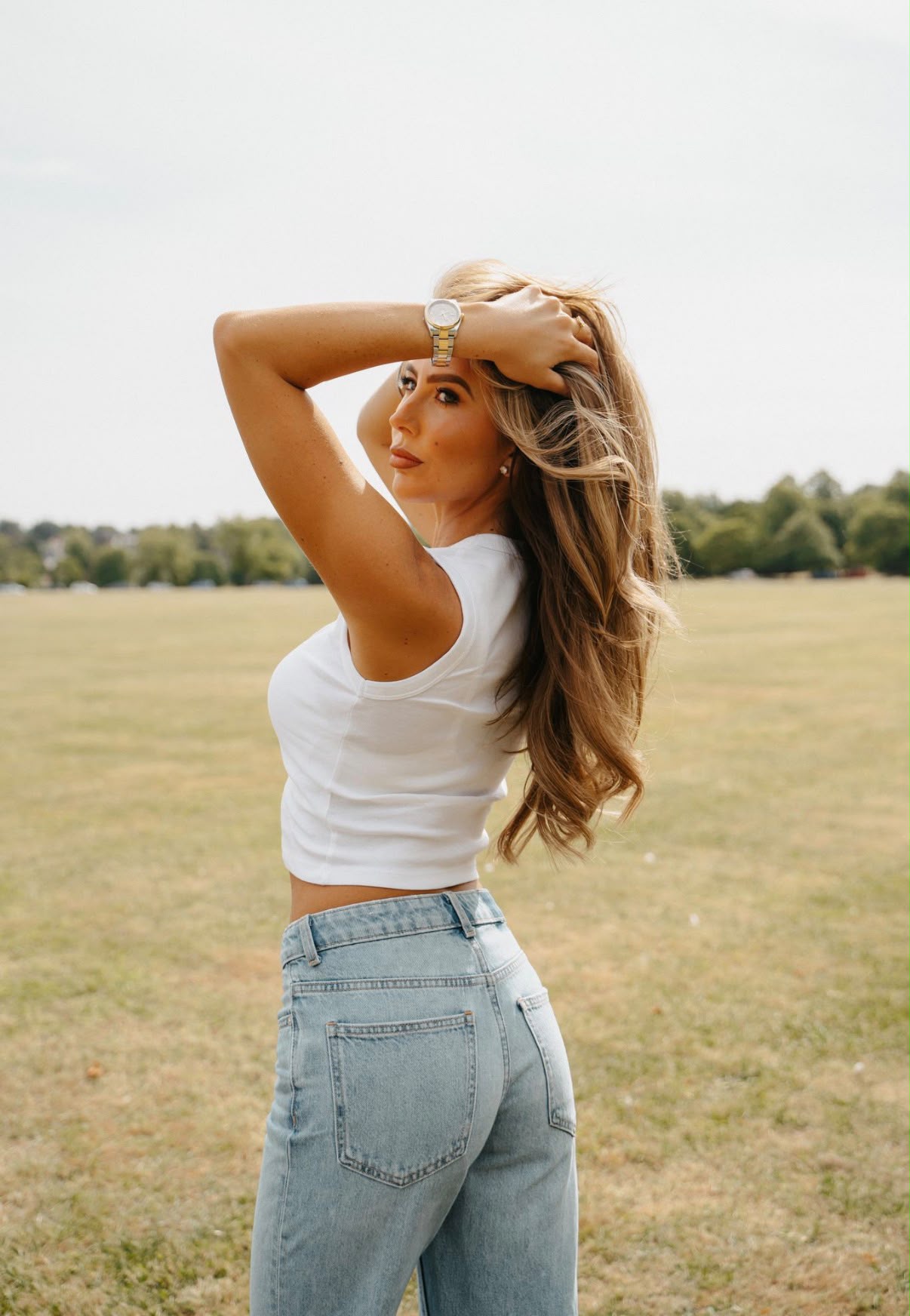 Model with long wavy brunette hair extensions